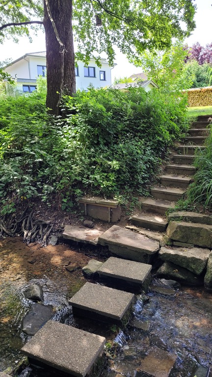 Stufen an den Bach