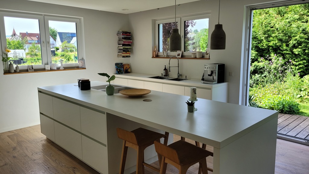 Küche mit Essplatz am Küchentresen