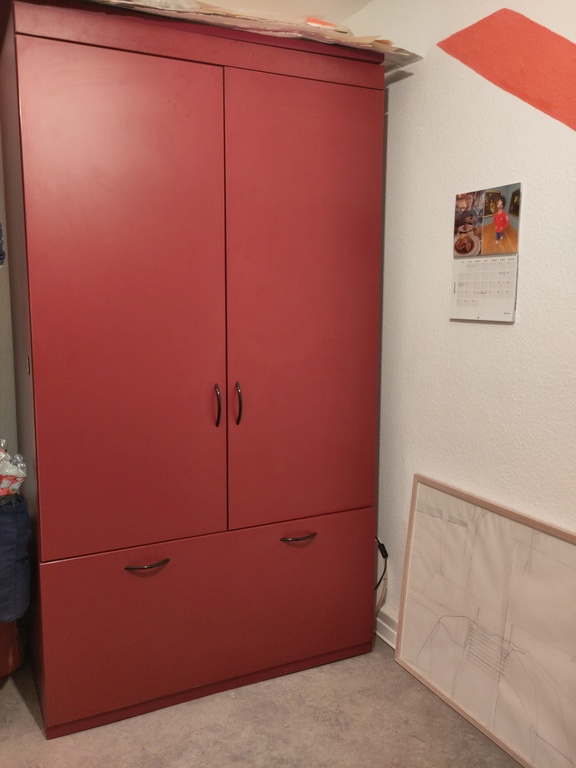 Kleiderschrank und Bett für eine Person
