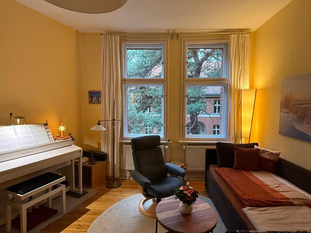 Wohnzimmer mit hochwertigem Digitalklavier inkl. Kopfhörer