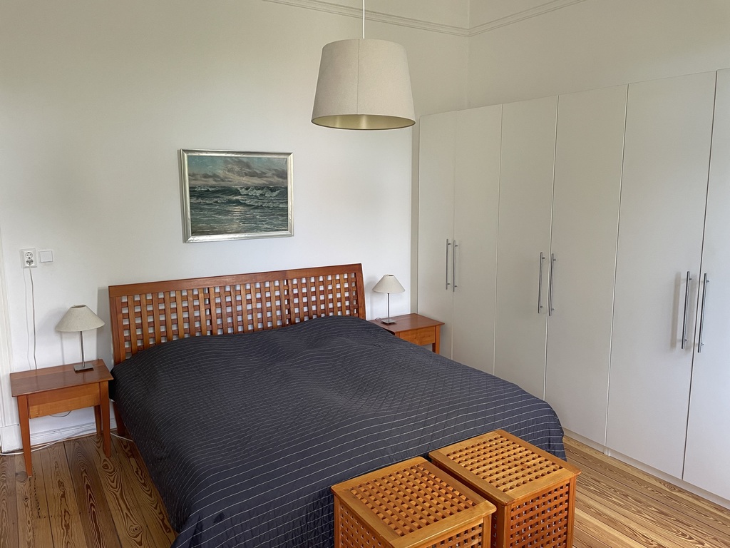 Schlafzimmer mit Kingsize-Bett