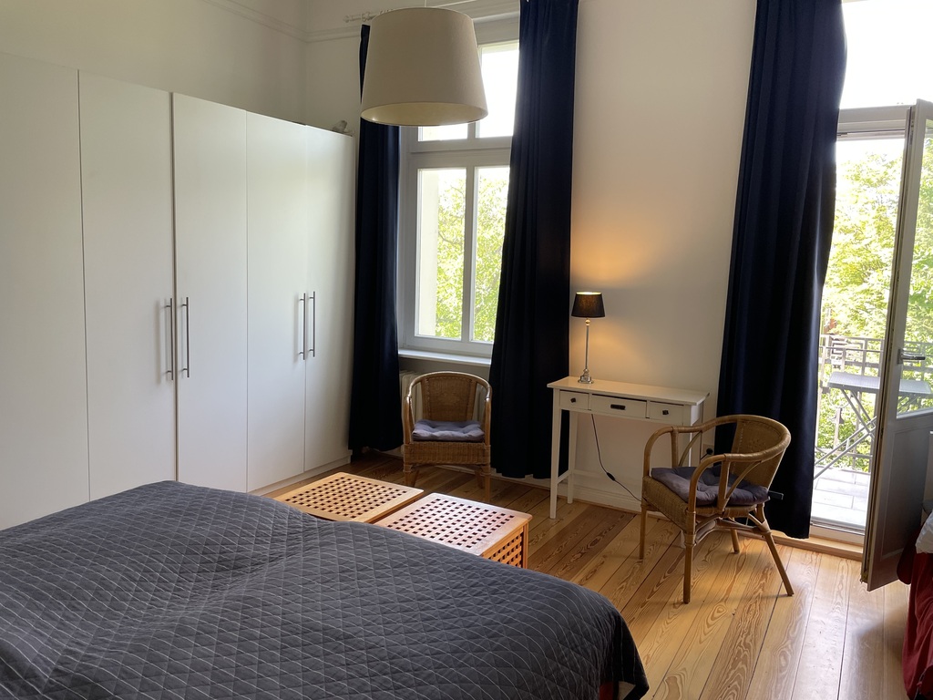 Schlafzimmer mit Zugang zum Balkon