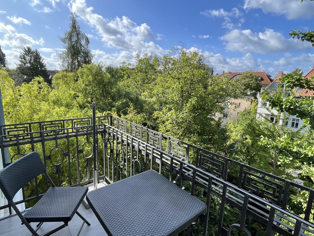 Blick ins Grüne vom Balkon