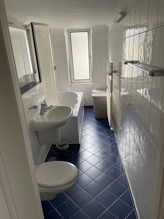 Badezimmer mit Badewanne/Dusche