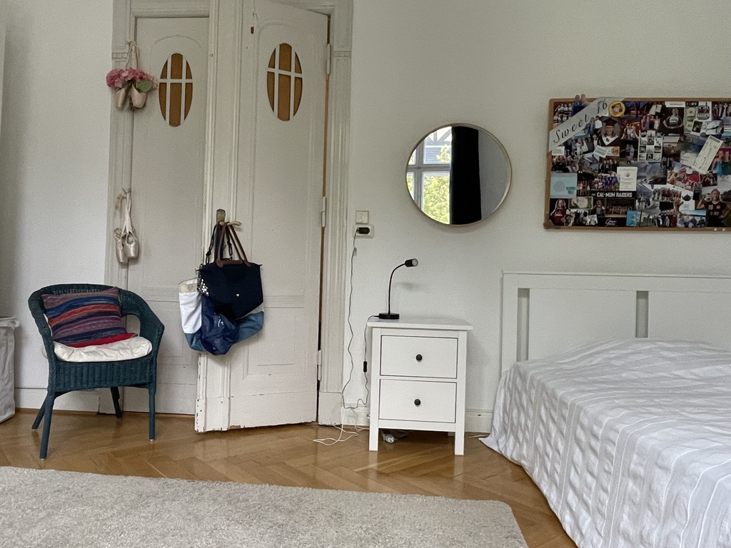 Schlafzimmer mit Queensize-Bett