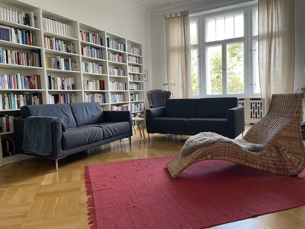 Wohnzimmer mit Bibliothek