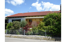 Straßenansicht / Street view of house