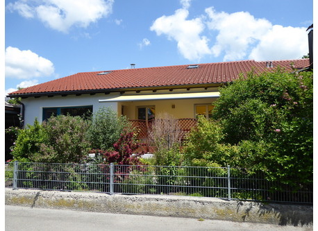 Straßenansicht / Street view of house