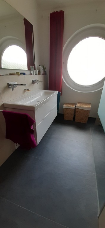 Bathroom (one of two)