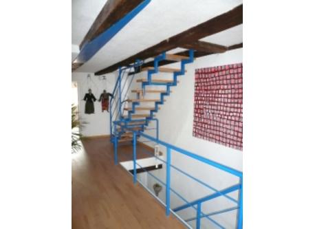 staircase (1st floor)