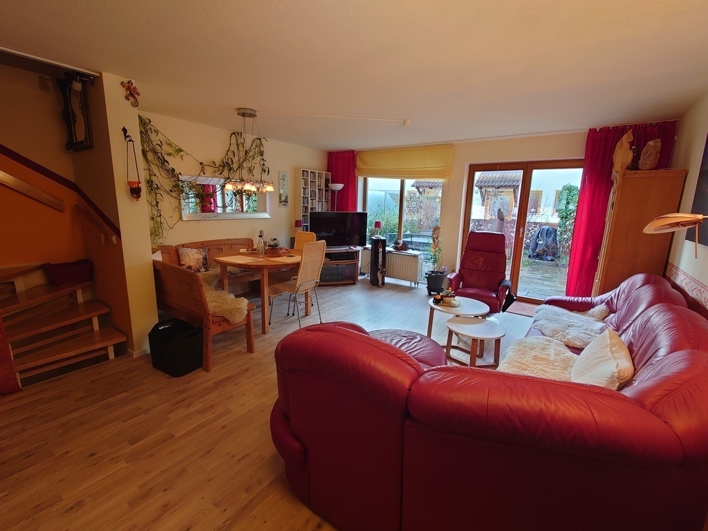 Wohn- und Esszimmer. Zugang zur Terrasse