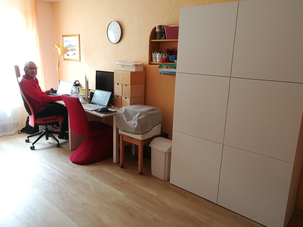 Hans im home office