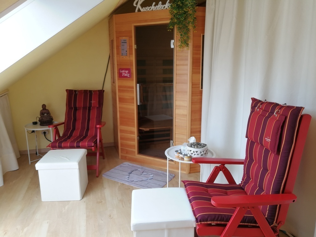 Infrarotsauna (bis 60° C), Relaxzimmer mit Cabriofenster und Fernseher, private bio sauna