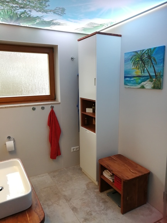 Bad mit ebenerdiger Dusche inklusive Sitz und Fußbodenheizung (im Winter), Bathroom