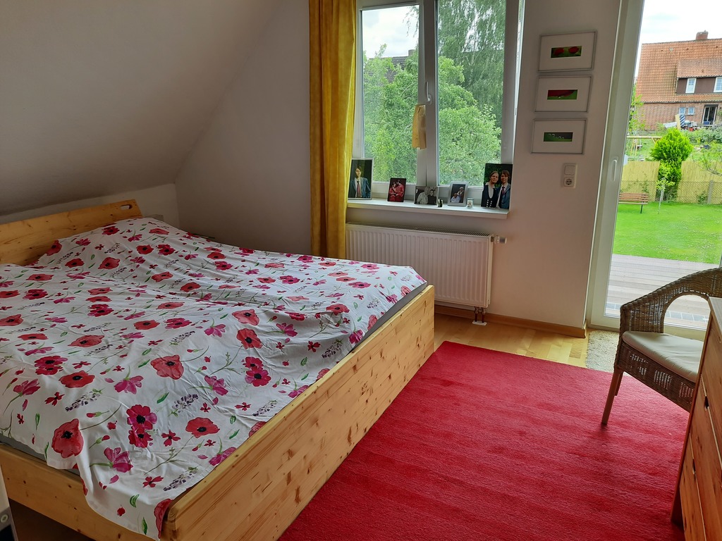 Schlafzimmer mit überlangem Bett im Obergeschoss