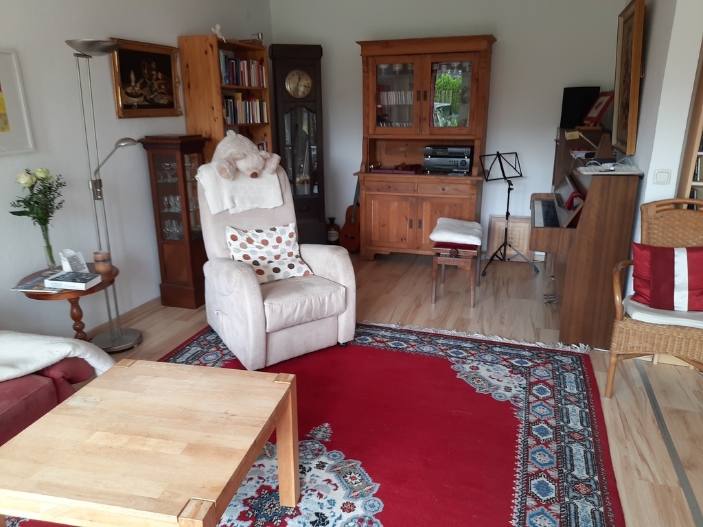 Wohnzimmer mit Leseecke und Klavier