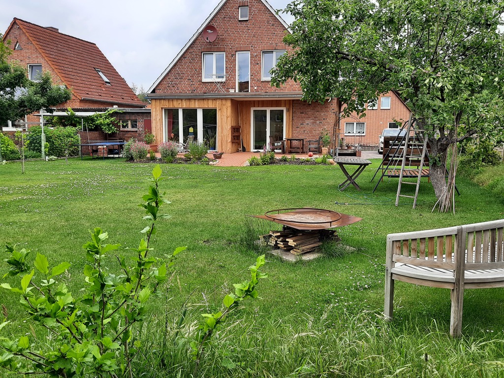 Garten mit Feuerschale, Strandkorb, Tischtennisplatte, Trampolin + Hollywoodschaukel