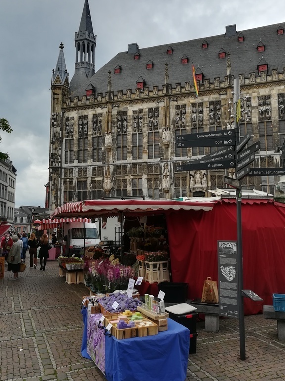 Rathaus mit Markt