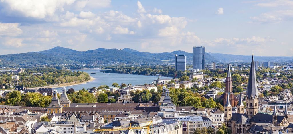 View of Bonn with the Siebengebirge in the background - Vista de Bonn con la Siebengebirge de fondo
