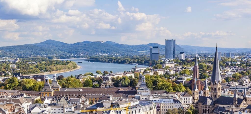 View of Bonn with the Siebengebirge in the background - Vista de Bonn con la Siebengebirge de fondo