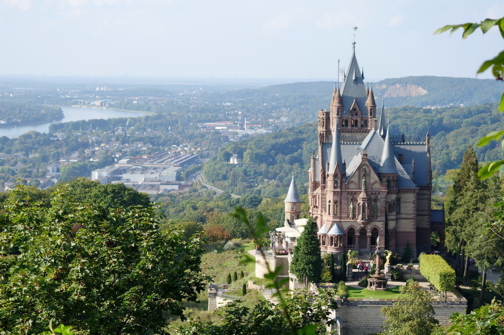 Schloss Drachenburg, one of Bonn‘s top sights - Castillo „Drachenburg”, una de las mayores atracciones de Bonn 