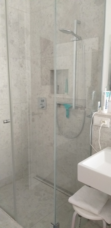 Dusche grosses Bad