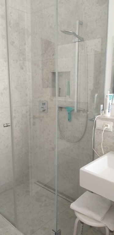 Dusche grosses Bad