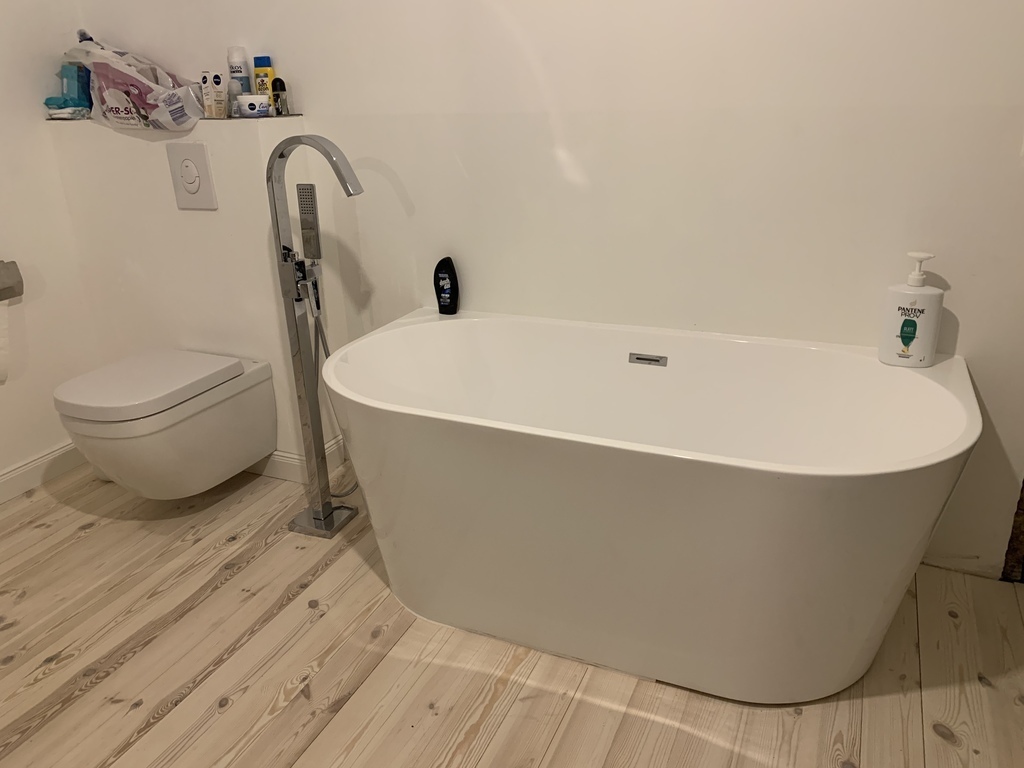 Main bathroom 1st floor