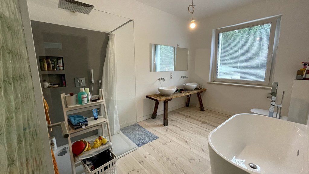 Main bathroom 1st floor