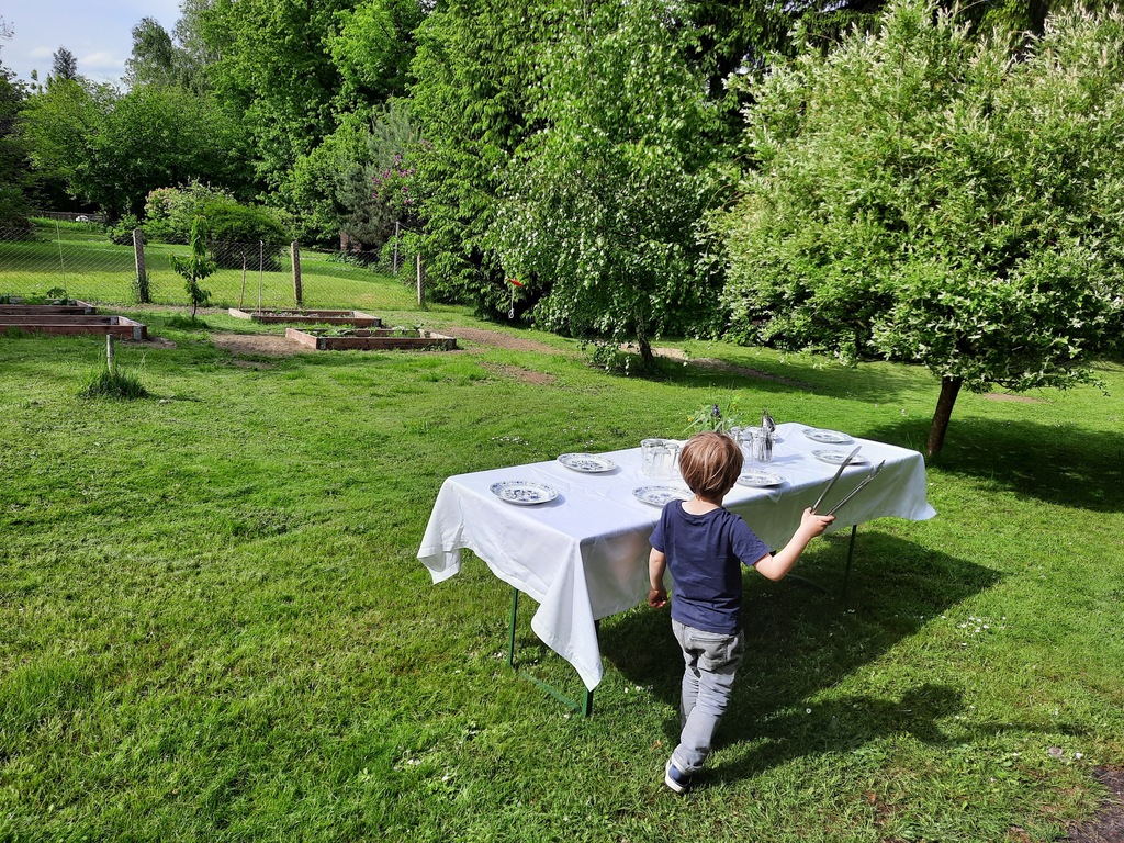 We love it to eat in the garden on sunny days!