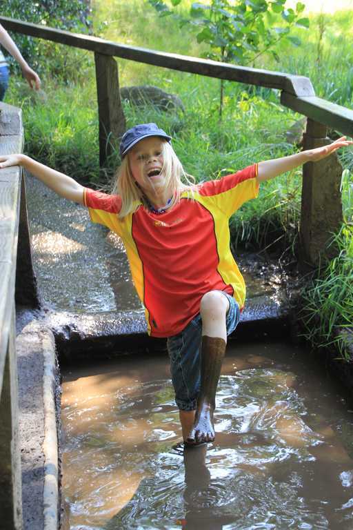 Hanna in the barefoot parc in Egestorf for a feel and smell experience