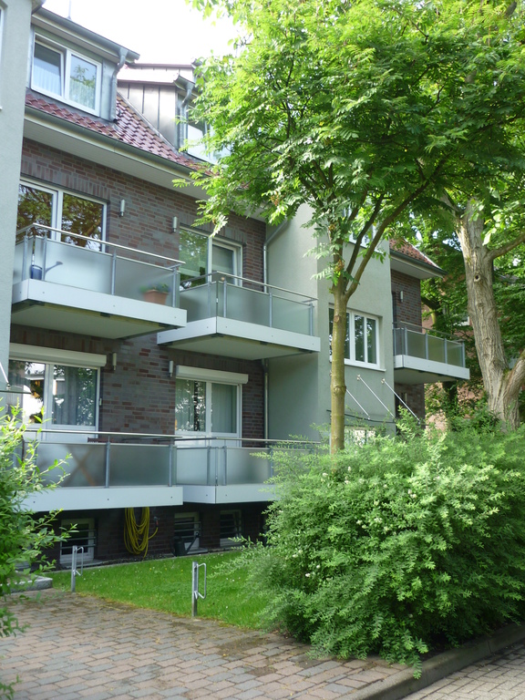 the house was buit in 2004, it was well built, very well insulated, everything works as it should: a good home!