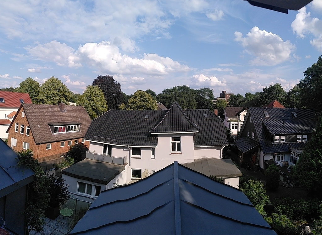 the view from the window of the guest apartment : you recognise the suburbian character of the neighborhood