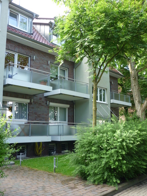 the house was buit in 2004, it was well built, very well insulated, everything works as it should: a good home!