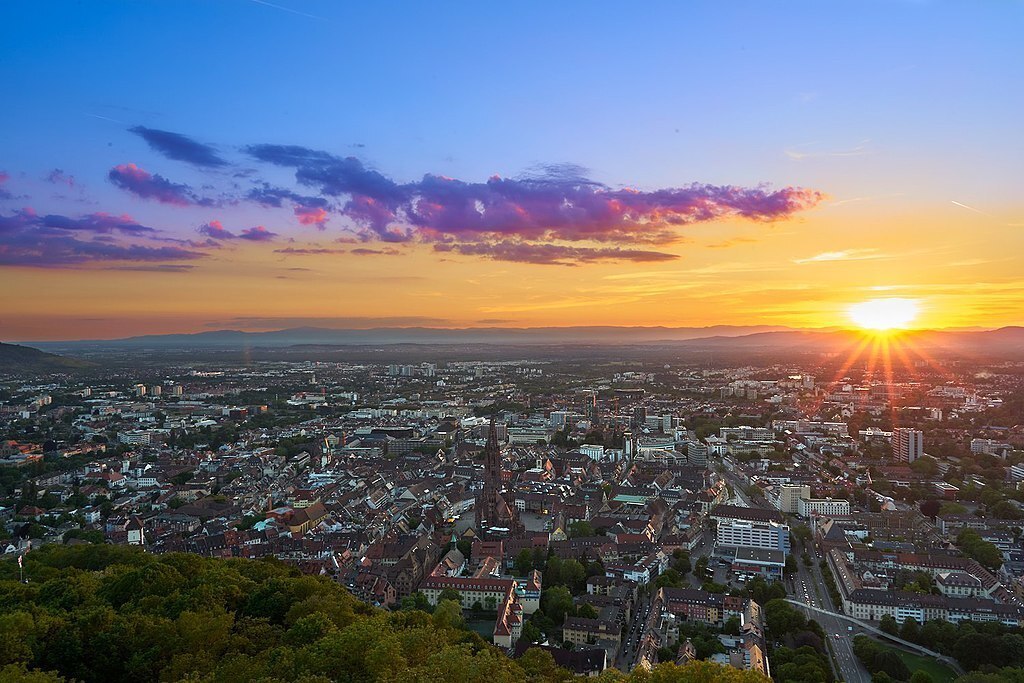 https://commons.wikimedia.org/wiki/File:Freiburg_Schlossberg_Sonnenuntergang_M%C3%BCnster.jpg