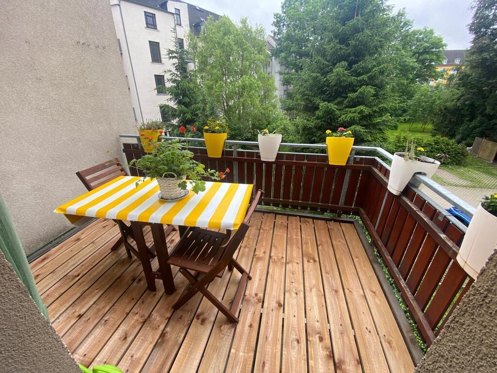 The balcony is in a panoramic position in relation to the garden. It is large enough to eat for 4 people. 