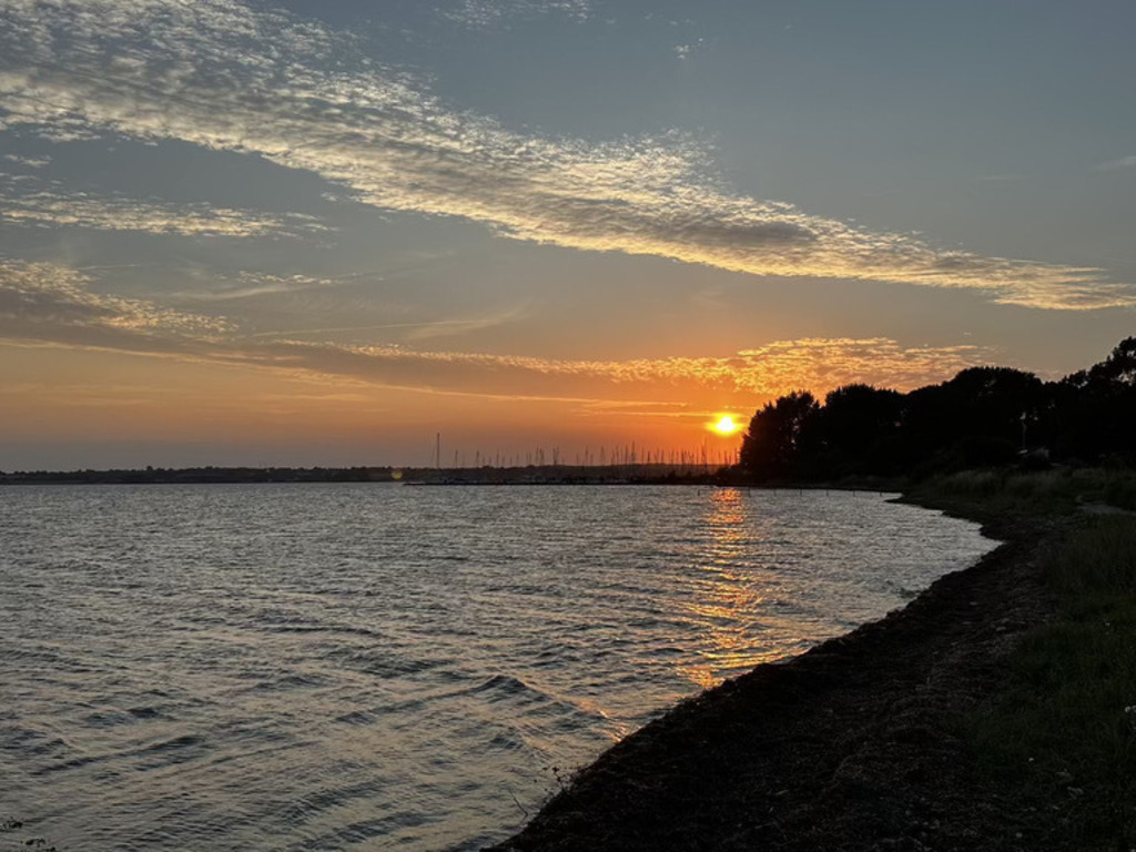 Sonnenuntergang am Wasser