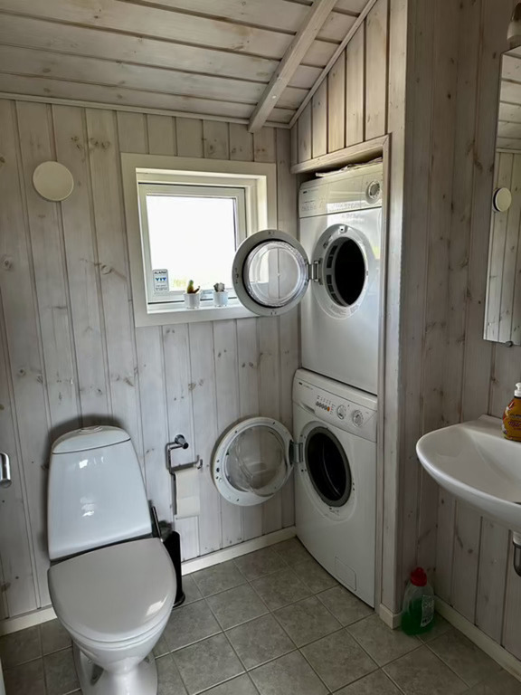 kleines Bad mit Waschmaschine und Trockner