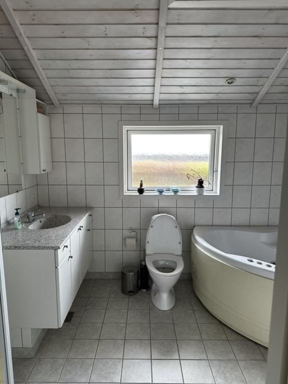 großes Bad mit Jacuzzi und Dusche