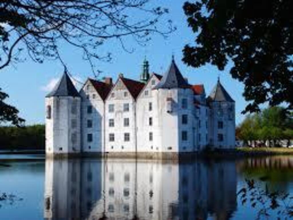 Schloss Glücksburg, 42 km entfernt