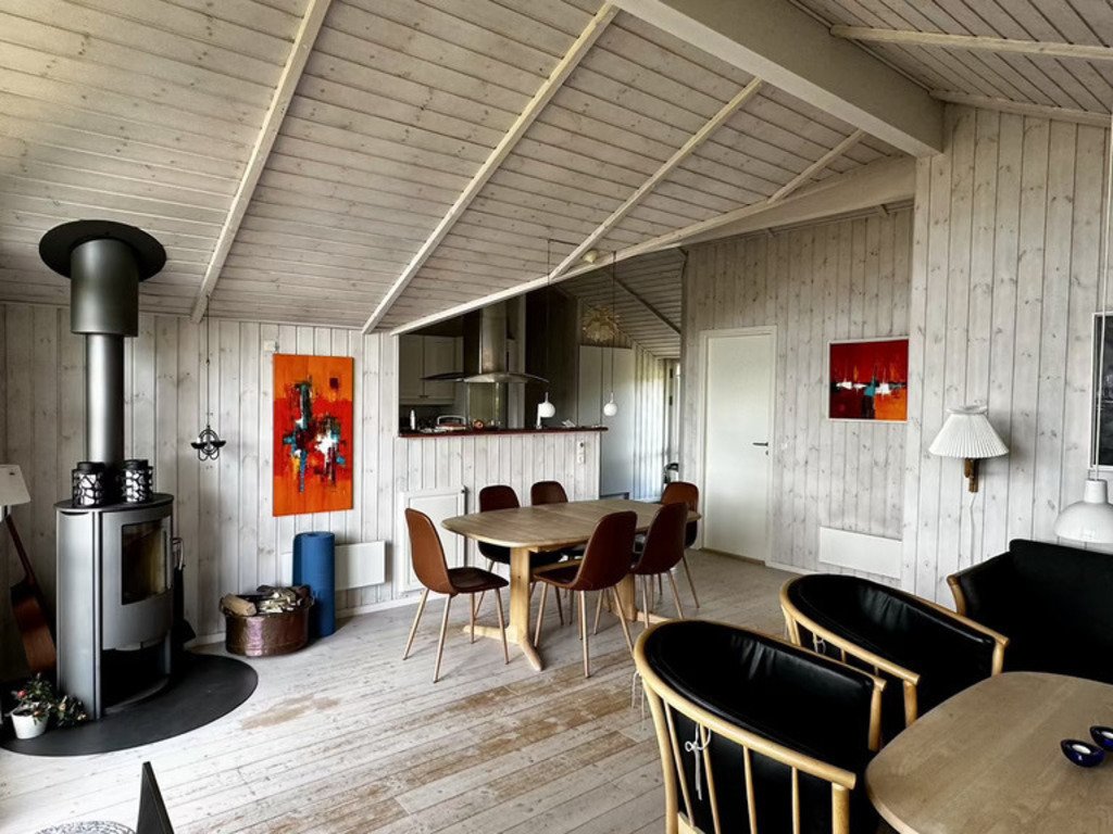 Wohnbereich mit Esszimmertisch