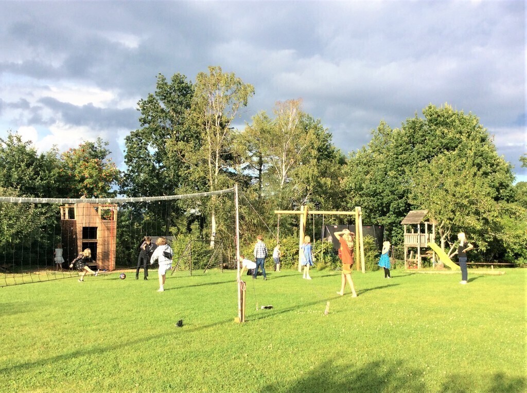 Football, trampoline, escarpolettes etc.lapin, poules de la communauté