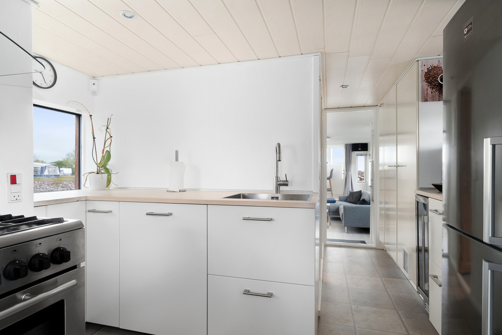 The houseboat: the kitchen with a view to the living room 