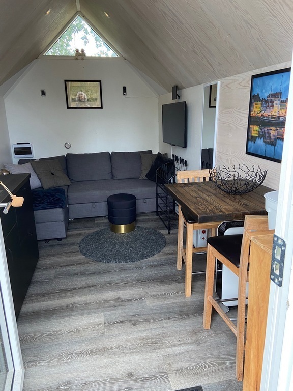 The cabin on land, with extra sleeping places, (10 meters from the boat)