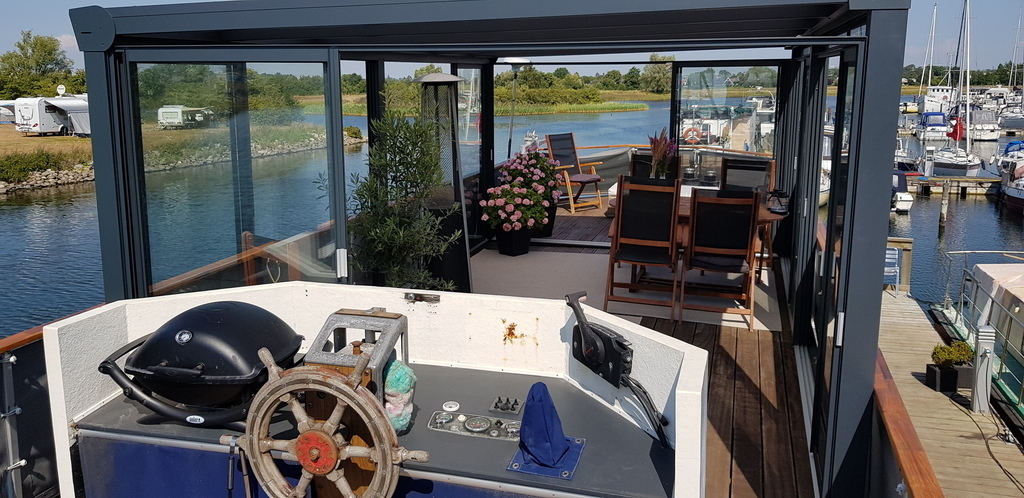The houseboat: Barbecue area on the upper deck 