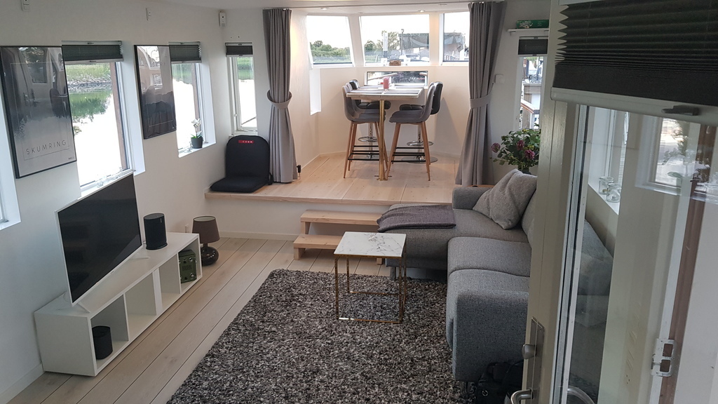 Houseboat: living room & TV, as well as dining area 