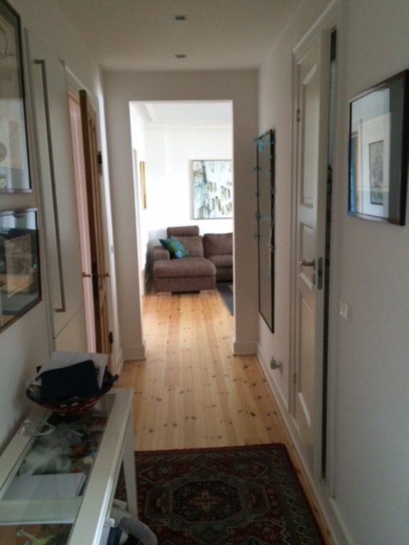Hallway towards livingroom