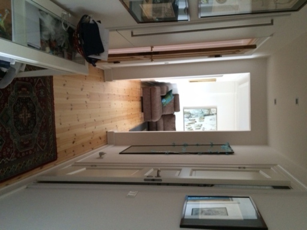 Hallway towards livingroom