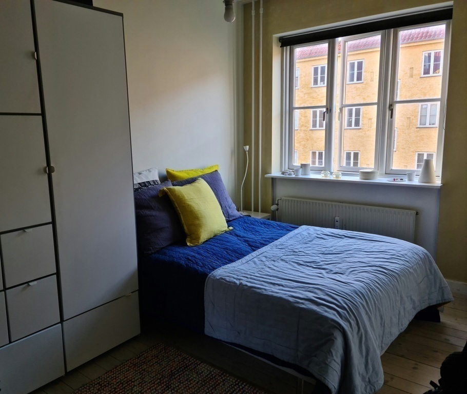 Bedroom with Queensize bed 140x200 an television 