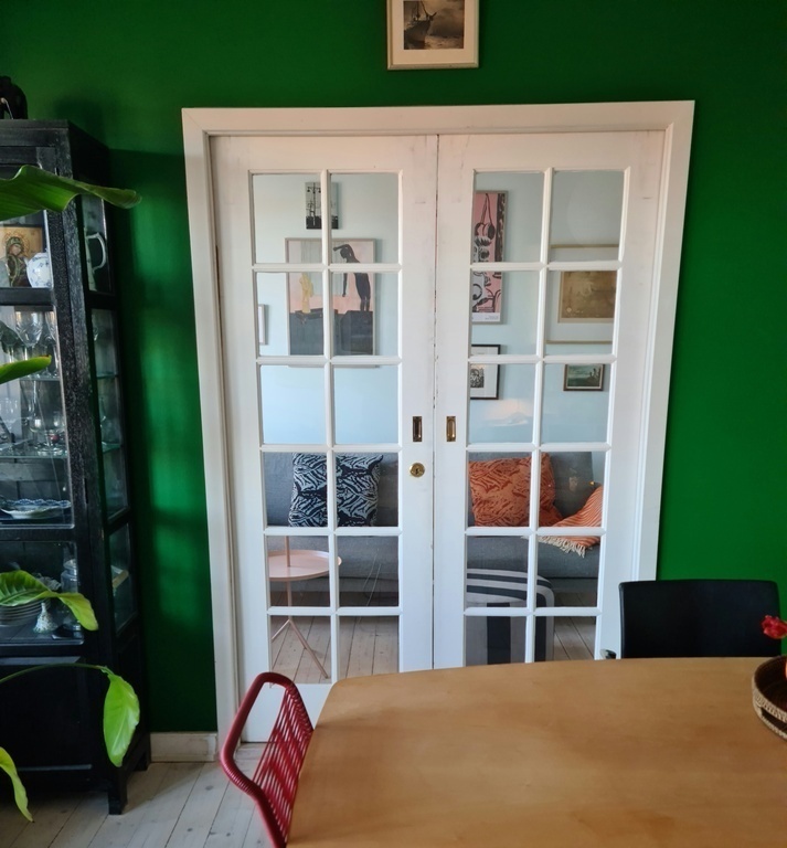 door separates livingroom and dining room